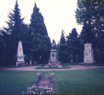 ベートーヴェンの墓石（左）モーツァルトの記念碑（中央）シューベルトの墓石（右）
